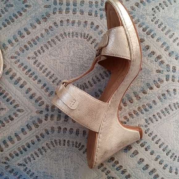 Born Crown Metallic Leather Heeled Sandal 8M/W Beige Cream Metallic - Picture 9 of 16